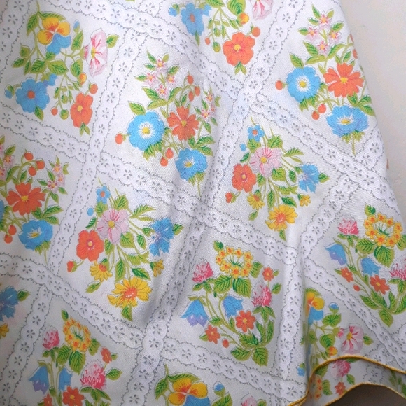VTG ROUND FLORAL TABLECLOTH - Picture 5 of 5